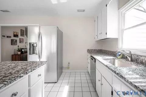 Kitchen - 6924 Velvet Antler Dr, Midlothian, VA 23112 photo 7 of 8