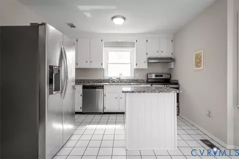 Kitchen - 6924 Velvet Antler Dr, Midlothian, VA 23112 photo 2 of 8