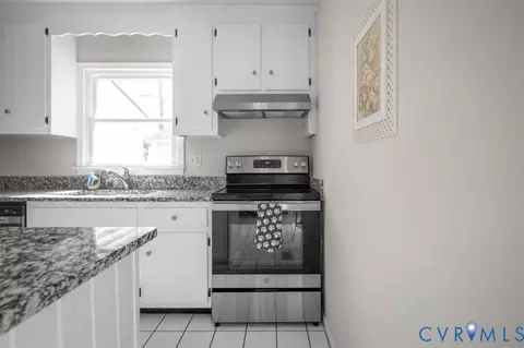 Kitchen - 6924 Velvet Antler Dr, Midlothian, VA 23112 photo 4 of 8