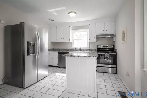Kitchen - 6924 Velvet Antler Dr, Midlothian, VA 23112 photo 3 of 8