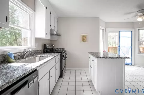 Kitchen - 6924 Velvet Antler Dr, Midlothian, VA 23112 photo 6 of 8
