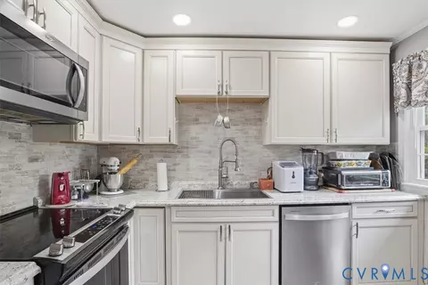 Kitchen - 107 Patrick Henry Dr, Louisa, VA 23093 photo 6 of 7