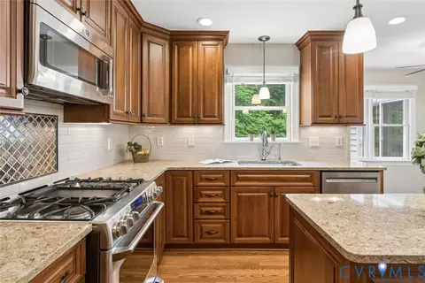Kitchen - 2611 Olde Stone Rd, Midlothian, VA 23113 photo 2 of 6