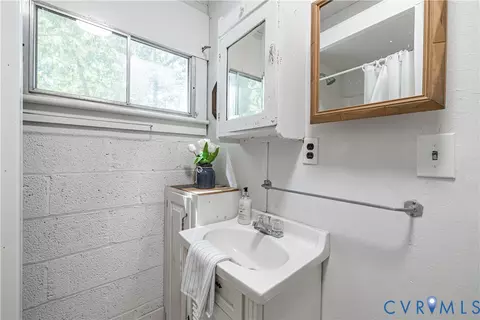 Bath - 933 Pleasant Point Rd, Surry, VA 23883 photo 2 of 2
