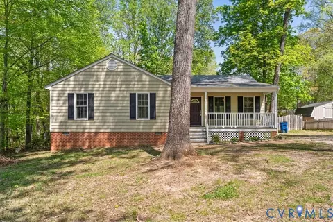 Exterior - 7500 Flag Tail Dr, Midlothian, VA 23112 photo 2 of 11