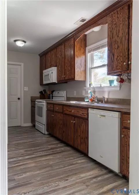 Kitchen - 12289 Beech Trl, Gloucester, VA 23061 photo 3 of 4