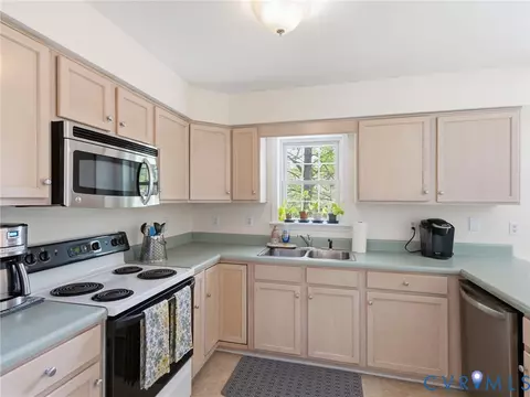 Kitchen - 1625 Upperbury Dr, Midlothian, VA 23114 photo 3 of 3
