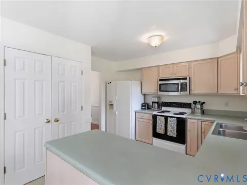 Kitchen - 1625 Upperbury Dr, Midlothian, VA 23114 photo 2 of 3