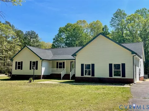 10333 Redfield Dr, Amelia Court House, VA 23002