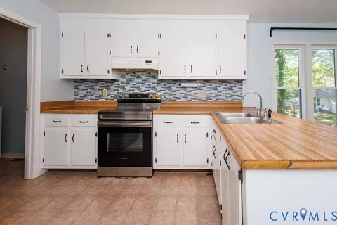 Kitchen - 4800 Peartree Ct, Midlothian, VA 23112 photo 3 of 3