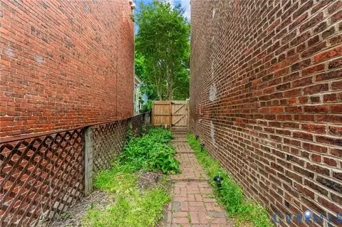 Exterior - 2513 E Grace St, Richmond, VA 23223 photo 13 of 16