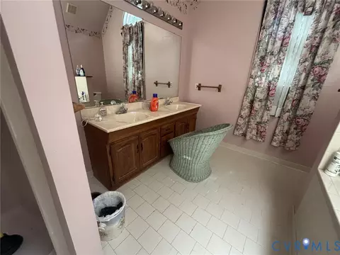Bath - 6424 Hackney Cir, North Chesterfield, VA 23234 photo 2 of 4