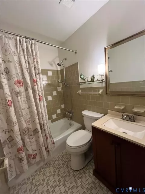 Bath - 1670 Holly Dr, Gloucester Point, VA 23062 photo 1 of 6
