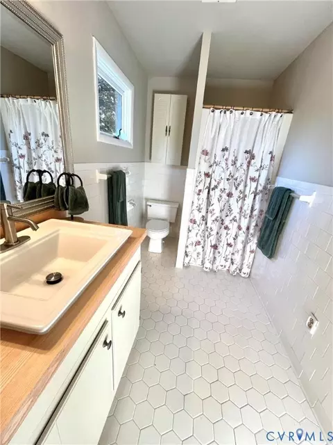 Bath - 1670 Holly Dr, Gloucester Point, VA 23062 photo 4 of 6