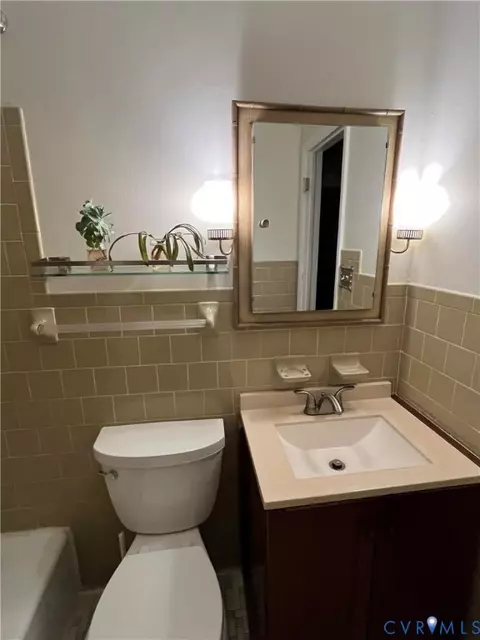 Bath - 1670 Holly Dr, Gloucester Point, VA 23062 photo 2 of 6