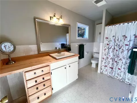 Bath - 1670 Holly Dr, Gloucester Point, VA 23062 photo 3 of 6