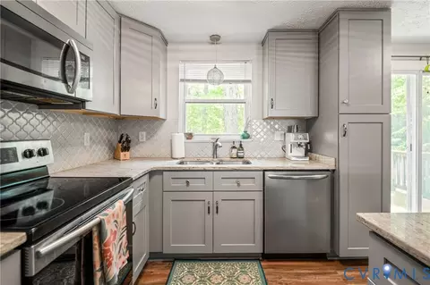 Kitchen - 13715 Sutters Mill Cir, Midlothian, VA 23112 photo 5 of 7