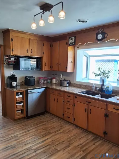 Kitchen - 3300 Kecoughtan Rd, Hampton, VA 23661 photo 2 of 6