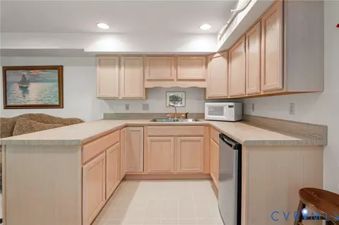 Kitchen - 413 Pleasanthill Dr, North Chesterfield, VA 23236 photo 4 of 4