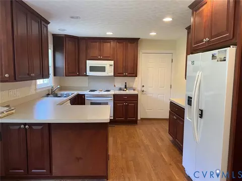 9516 E Colonial Trl, Smithfield, VA 23430 photo 5