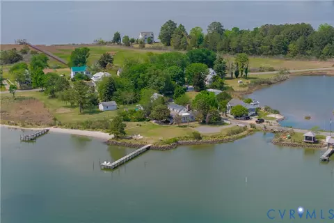 62 Riverside Dr, Lancaster, VA 22503