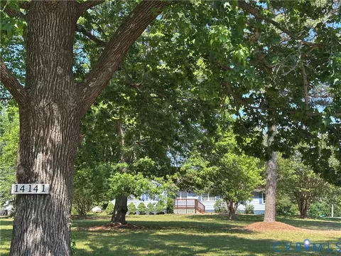 14141 Cherry St, Chester, VA 23831