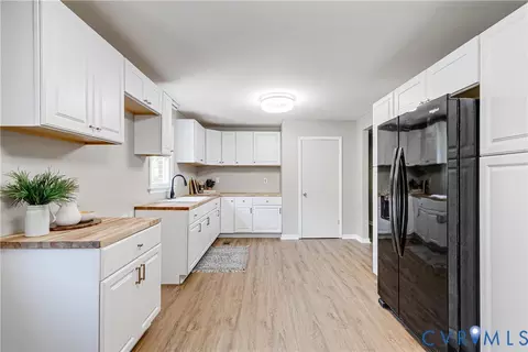 Kitchen - 11211 Moravia Rd, Midlothian, VA 23112 photo 4 of 5