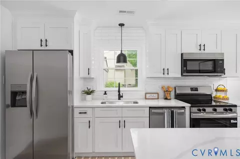 Kitchen - 3013 Duck River Ct, Midlothian, VA 23112 photo 8 of 9