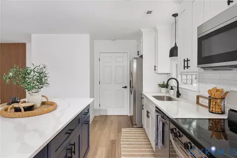 Kitchen - 3013 Duck River Ct, Midlothian, VA 23112 photo 7 of 9
