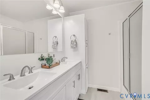 Bath - 9424 Marlfield Rd, Gloucester, VA 23061 photo 2 of 3