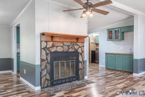 Living - 18017 Cox Rd, Sutherland, VA 23885 photo 5 of 9