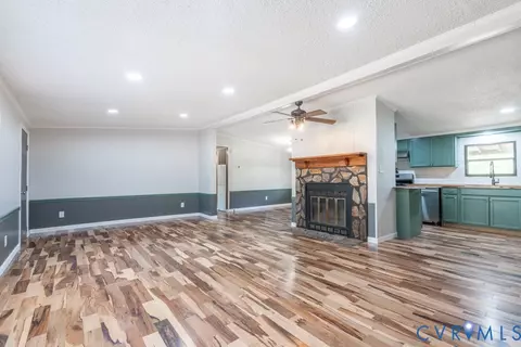 Living - 18017 Cox Rd, Sutherland, VA 23885 photo 3 of 9