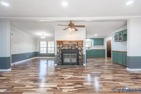 Living - 18017 Cox Rd, Sutherland, VA 23885 photo 4 of 9