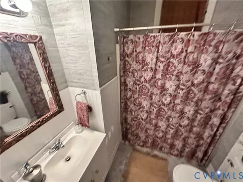 Bath - 8 S Robinson St, Richmond, VA 23220 photo 2 of 2