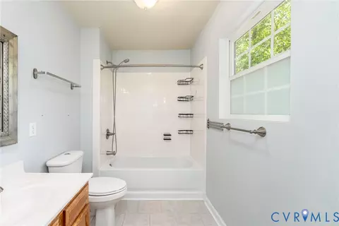 Bath - 694 Jefferson Dr, Palmyra, VA 22963 photo 2 of 4