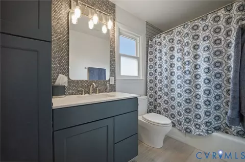 Bath - 208 Shifting Log Dr, Hampton, VA 23669 photo 2 of 3