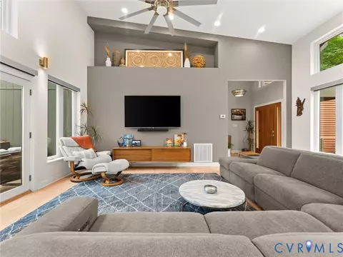 Living - 3601 Leonards Ln, Sutherland, VA 23885 photo 3 of 5