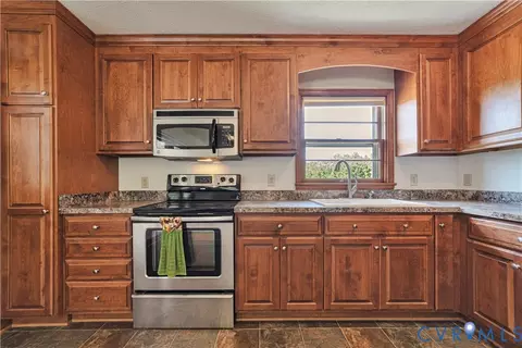 712 Fredericks Hall Rd, Bumpass, VA 23024
