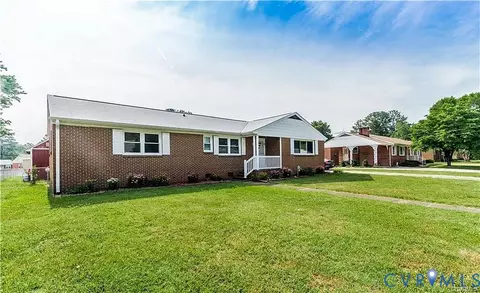 121 Sherwood Dr, Colonial Heights, VA 23834