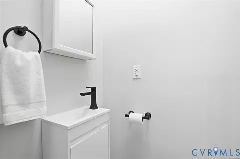 Bath - 227 E 35th St, Richmond, VA 23224 photo 1 of 5