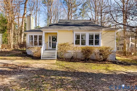 5613 Woods Walk Rd, Midlothian, VA 23112