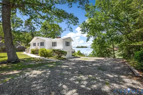483 Mechams Cove Rd, Topping, VA 23169