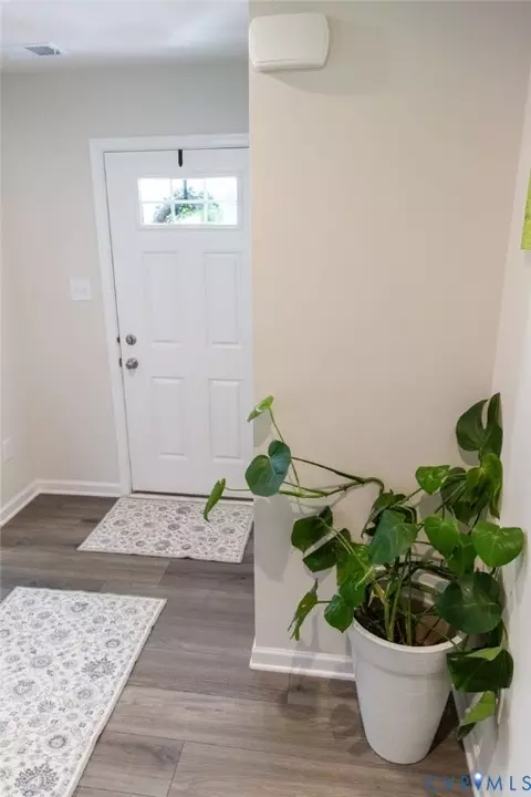 Entry Way - 318 Pointers Dr, West Point, VA 23181 photo 3 of 8