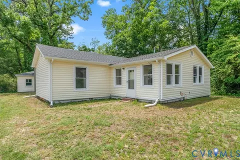 18415 James River Dr, Disputanta, VA 23842