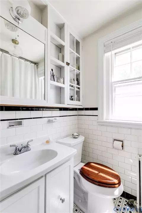Bath - 1025 Taylor Ave, Richmond, VA 23225 photo 2 of 2
