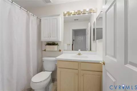 Bath - 6806 Thompson Crest Ct, Mclean, VA 22101 photo 3 of 5