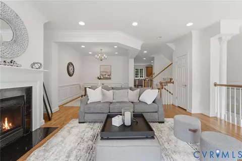 Living - 6806 Thompson Crest Ct, Mclean, VA 22101 photo 2 of 3