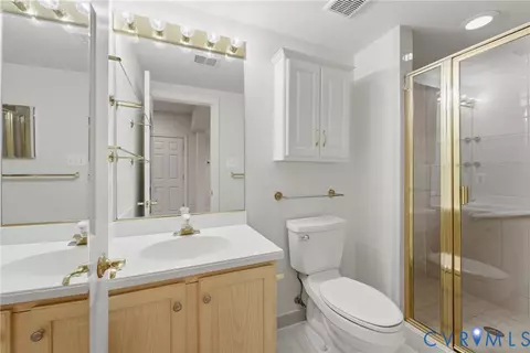 Bath - 6806 Thompson Crest Ct, Mclean, VA 22101 photo 5 of 5