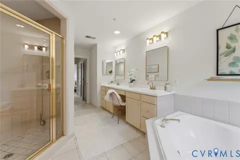 Bath - 6806 Thompson Crest Ct, Mclean, VA 22101 photo 2 of 5