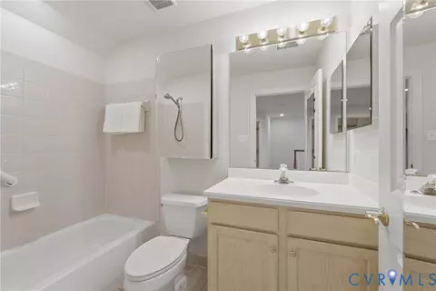 Bath - 6806 Thompson Crest Ct, Mclean, VA 22101 photo 4 of 5